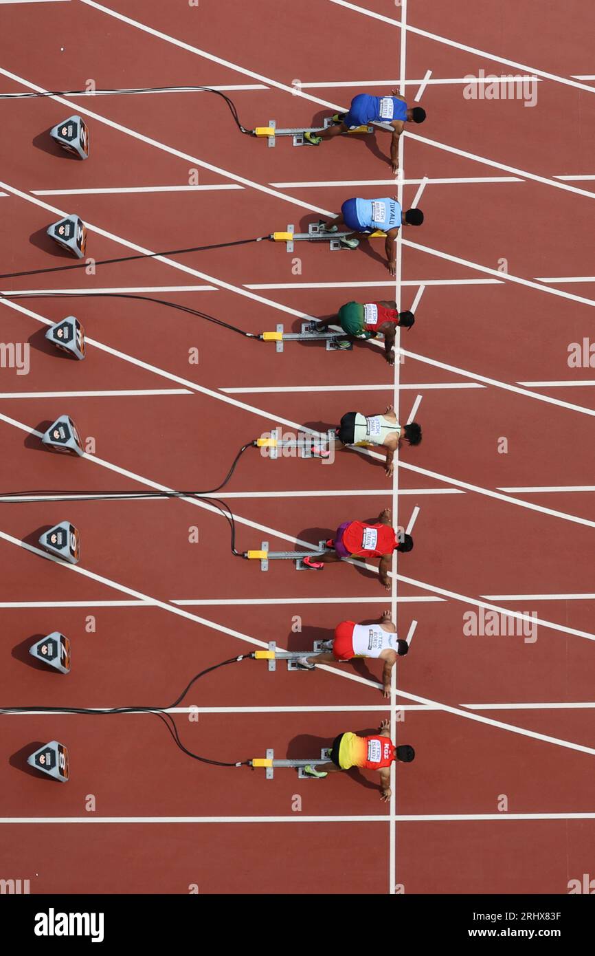 Budapest. 19 agosto 2023. Gli atleti iniziano durante la gara preliminare maschile di 100 m 1 dei Campionati mondiali di atletica leggera di Budapest 2023 allo stadio National Athletics Centre di Budapest, in Ungheria, il 19 agosto 2023. Crediti: Zheng Huansong/Xinhua/Alamy Live News Foto Stock