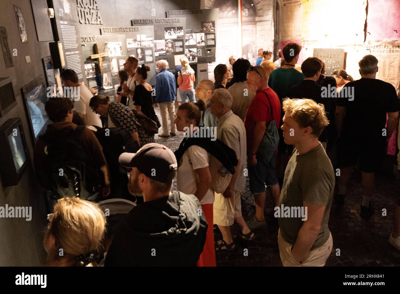 Varsavia, Polonia - 1 agosto 2023. Blure People nel Museo della rivolta di Varsavia. Vista. Monumento storico polacco. Muzeum Powstania Warszawskiego al coperto Foto Stock