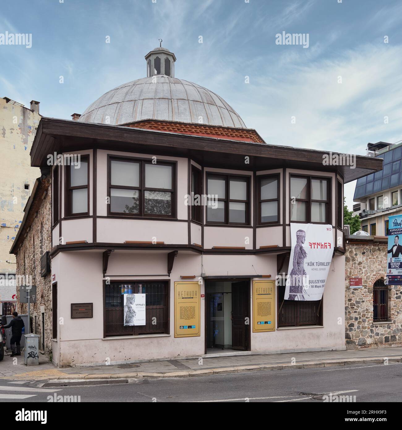Istanbul, Turchia - 12 maggio 2023: Lo storico Husrev Kethuda Hamami del XVII secolo, un bagno turco situato nel quartiere di Ortakoy. L'edificio è in pietra bianca e ha una grande cupola al centro Foto Stock