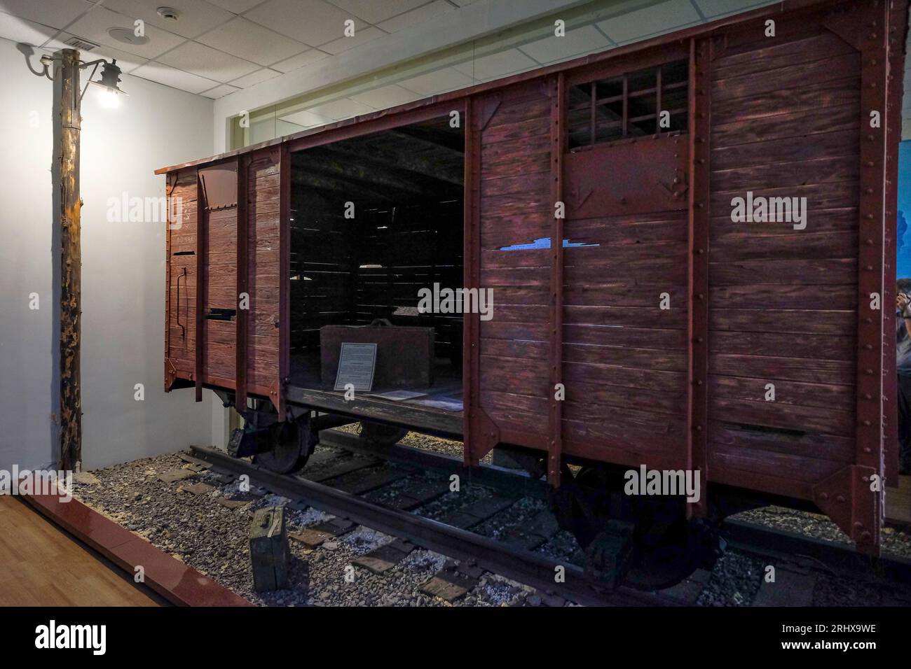 Dolinka, Kazakistan - 17 agosto 2023: Museo commemorativo di Karlag, situato nell'ex edificio del quartier generale del Gulag sovietico a Karaganda. Foto Stock