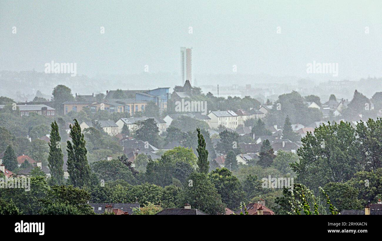 Glasgow, Scozia, Regno Unito. 19 agosto 2023. Meteo del Regno Unito: Pioggia in città quando Storm Betty entra distruggendo la visibilità dietro l'edificio più alto della scozia, la torre del tribunale di anniesland. Credit Gerard Ferry/Alamy Live News Foto Stock