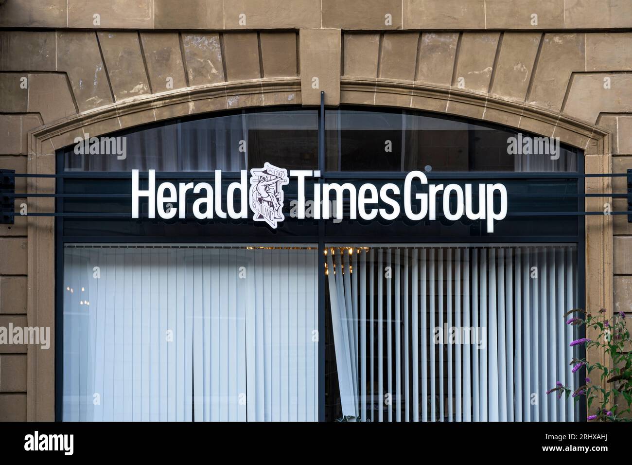 Firma negli uffici del gruppo Herald Times di Newsquest Media, Glasgow, Scozia, Regno Unito , Europa Foto Stock