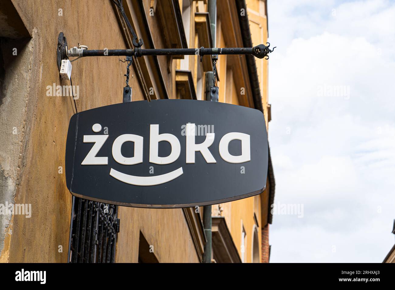 Insegna polacca per il negozio di alimentari ZABKA. Cartello bianco e nero nella città vecchia. Facciata dell'edificio. Varsavia, Polonia - 26 luglio 2023. Foto Stock