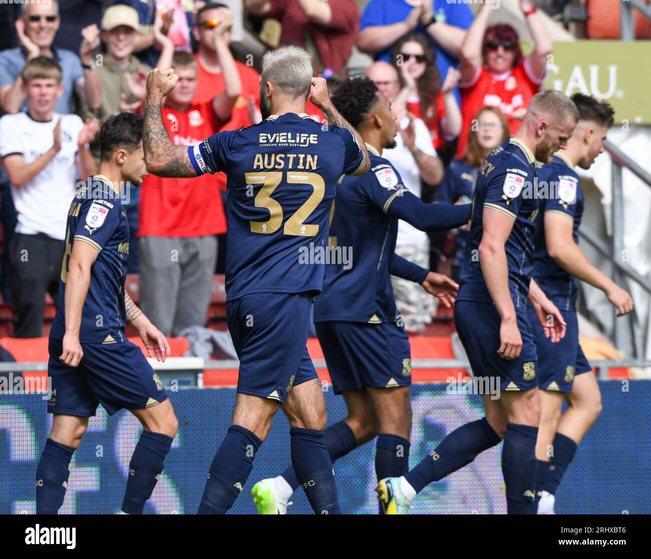 Charlie Austin di Swindon celebra il suo gol, durante la partita di Sky Bet League 2 Wrexham vs Swindon Town all'ippodromo di Wrexham, Regno Unito, 19 agosto 2023 (foto di Cody Froggatt/News Images) Foto Stock