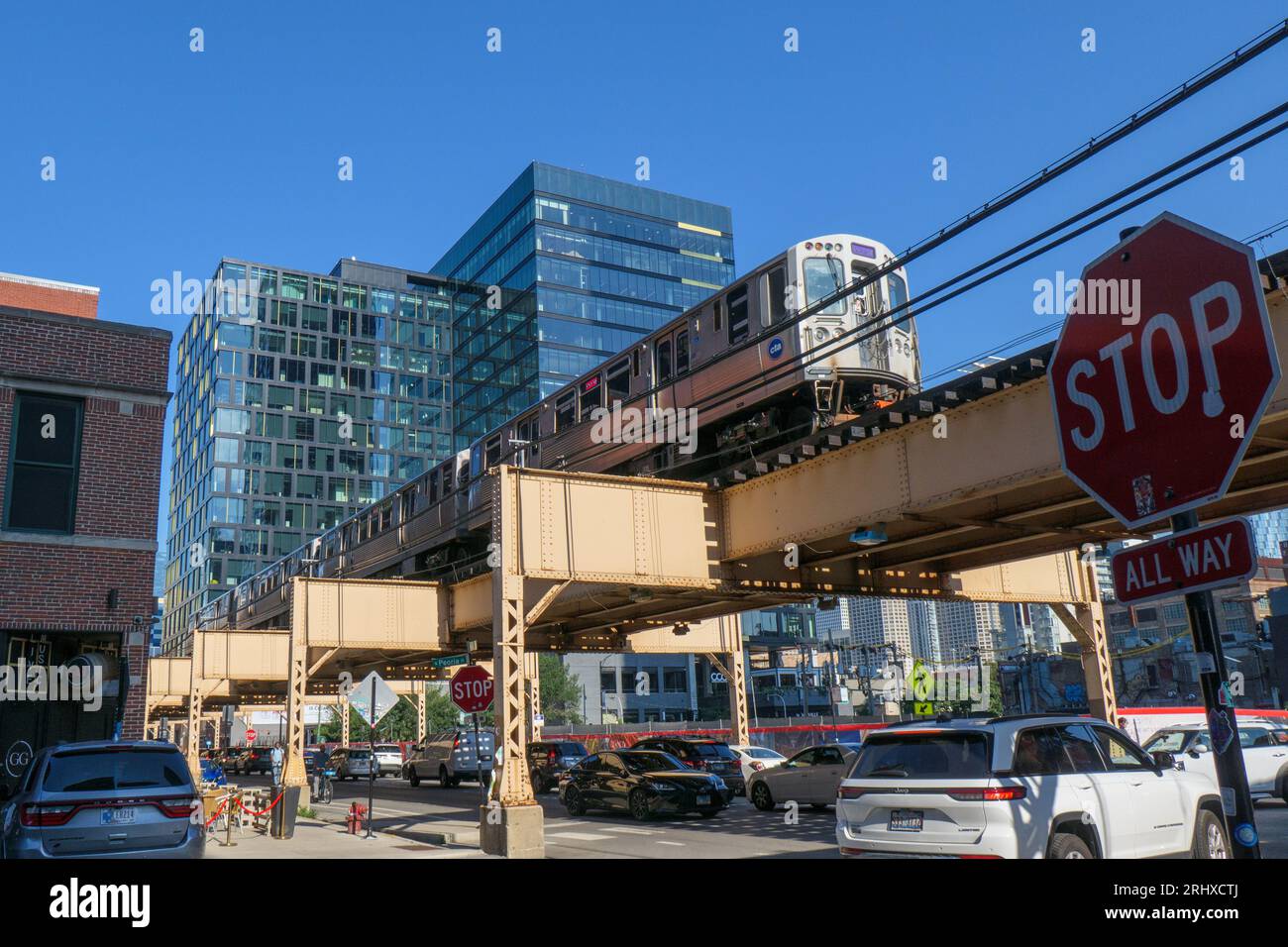 Treno CTA Green Line presso Lake & Peoria Street. Fulton Market District, Chicago, Illinois. Foto Stock