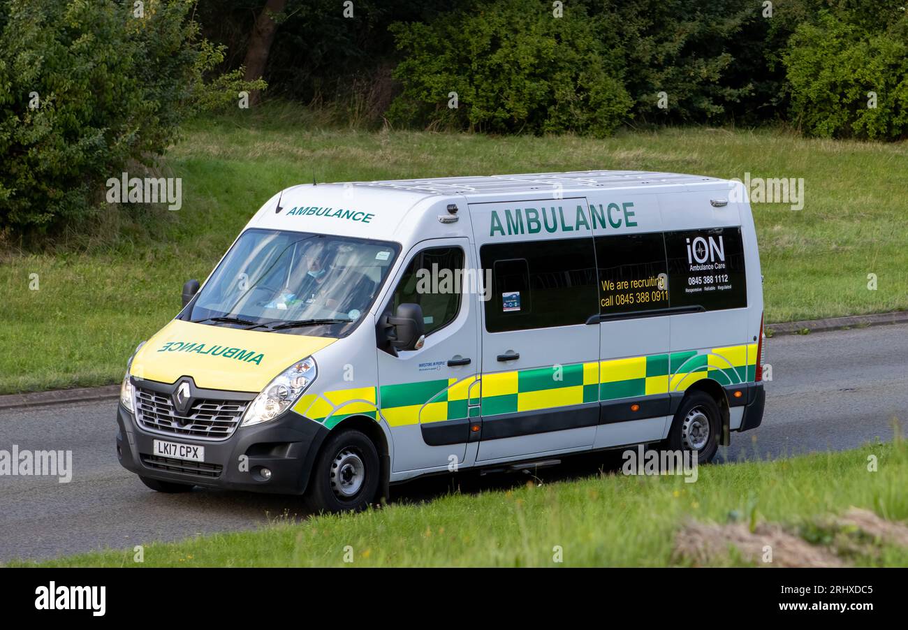 Milton Keynes, Regno Unito - 16 agosto 2023: Ambulanza britannica gestita dalla società privata ION Ambulance Care Ltd che viaggia su una strada inglese Foto Stock