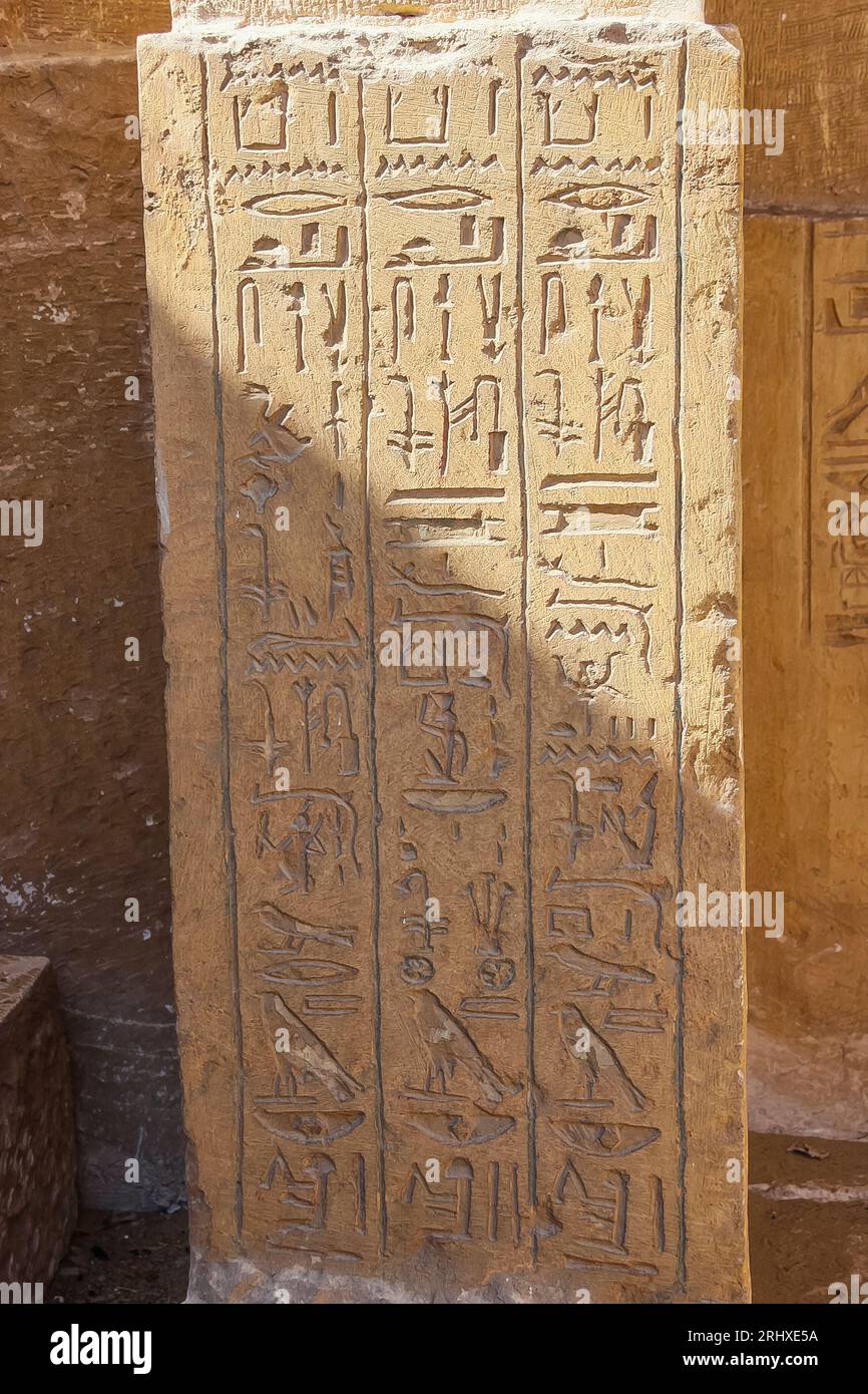 Egitto, Saqqara, tomba di Horemheb, stanza della statua, testo geroglifico sullo stipite della porta. Foto Stock