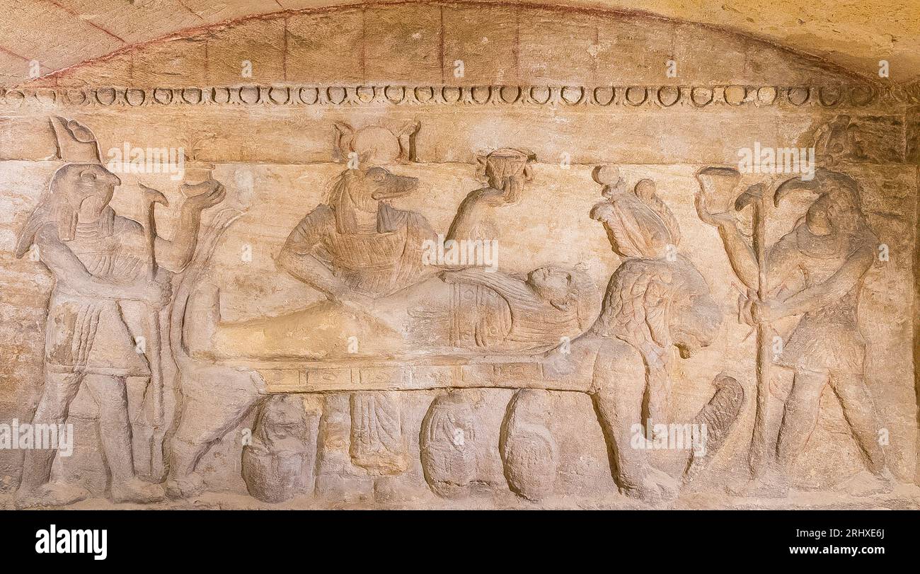 Necropoli di Kom el Shogafa, tomba principale, sala principale, nicchia centrale, scena centrale: Anubi imbalsama il defunto, con divinità di Thot e Horus. Foto Stock