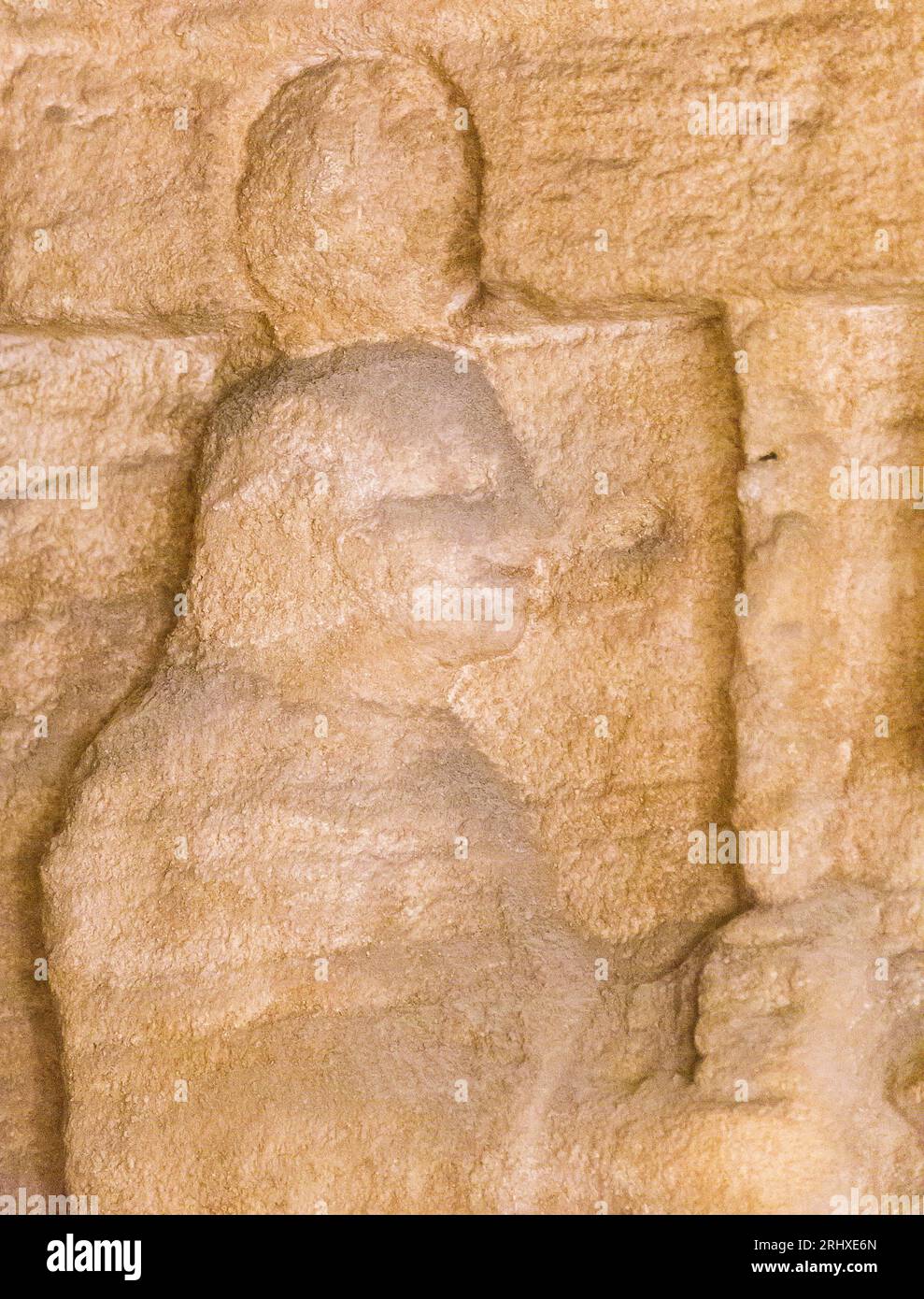 Necropoli di Kom el Shogafa, tomba principale, stanza principale, nicchia destra, scena destra: Una mummia solare, forse un figlio di Horus. Foto Stock