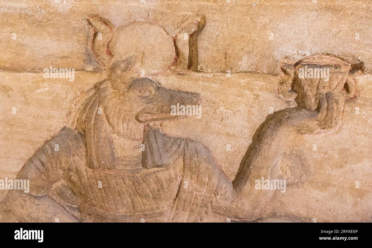 Necropoli di Kom el Shogafa, tomba principale, sala principale, nicchia centrale, scena centrale: Anubi imbalsamazione del defunto. Foto Stock