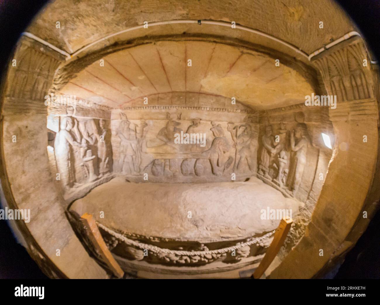 Necropoli di Kom el Shogafa, tomba principale, sala principale, nicchia centrale, vista generale, obiettivo fisheye : Sarcofago, 3 pareti con 3 scene ciascuna. Foto Stock
