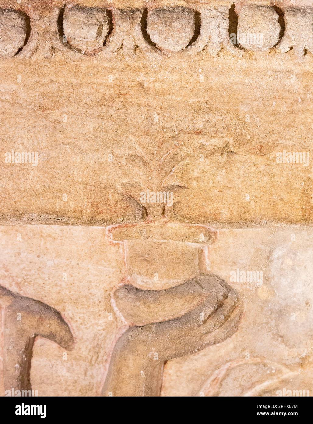 Necropoli di Kom el Shogafa, tomba principale, stanza principale, nicchia centrale, scena centrale: Strano 'vaso vegetale'. Foto Stock