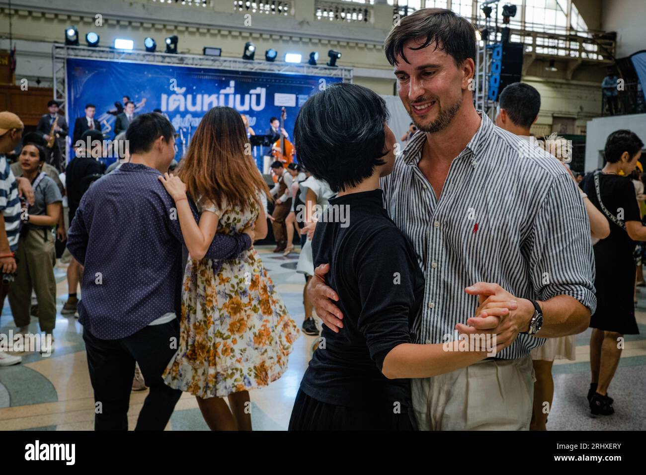 19 agosto 2023, Bangkok, Bangkok, Thailandia: Agosto, 19 2023 persone danzano durante una festa a tema vintage presso la stazione ferroviaria di Hua Lamphong a Bangkok. Centinaia di appassionati di danza tailandese e straniera vestiti in costumi di stile retrò e trasformarono la sala passeggeri della centenaria stazione ferroviaria di Bangkok in una pista da ballo di una festa di danza swing ispirata agli anni '1930 con musica swing jazz volta a promuovere le danze sociali. La festa di ballo swing è tenuta da Bangkok Swing, una comunità di ballerini locali e stranieri. (Immagine di credito: © Wissarut Weerasopon/ZUMA Press Wire) EDITOR Foto Stock