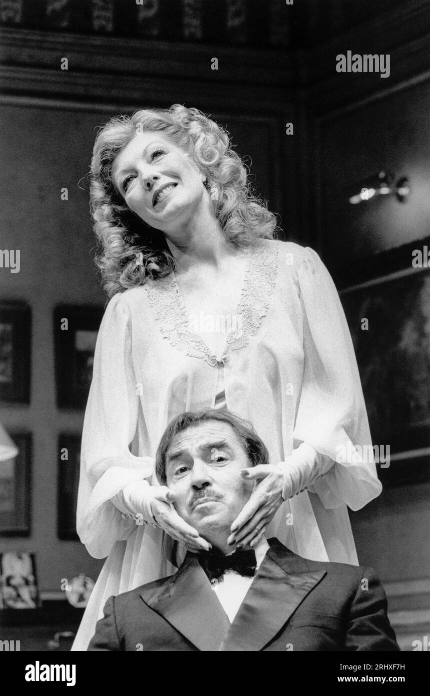 Neil Stacy (Charles Condomine), Rula Lenska (Elvira) in BLITHE SPIRIT di Noel Coward al Lyric Theatre Hammersmith, Londra W6 12/06/1989 design: Terry Parsons illuminazione: Richard Caswell regista: John David Foto Stock