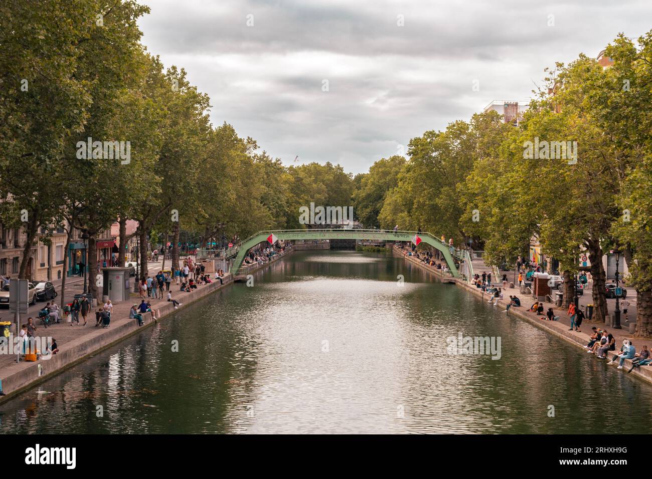 Parigi, Francia - 2023.07.30: Gente che si trova lungo la zona del Canal Saint Martin. Foto Stock