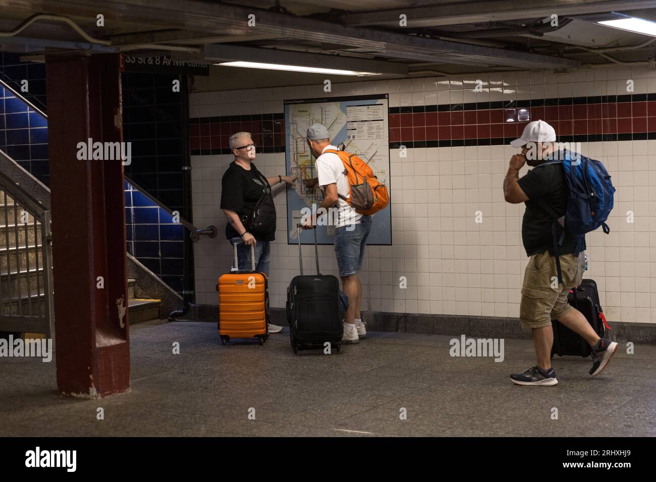 Movimento sulla metropolitana MTA di New York, dopo l'annuncio di un aumento delle tariffe da 2,75 a 2,90 dollari. I tassi più elevati dovrebbero entrare in vigore il 20 agosto, dopo che l'MTA ha approvato gli aumenti nella sua riunione mensile del Consiglio di amministrazione. L'agenzia ha aumentato il costo dei pass mensili e settimanali nel 2019, ma non ha aumentato la tariffa base della metropolitana dal 2015. Credito: Brazil Photo Press/Alamy Live News Foto Stock