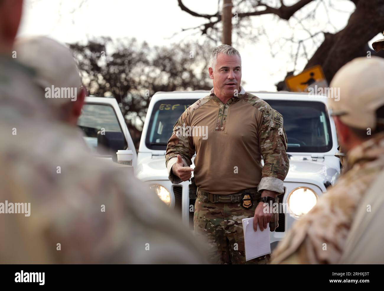 Un agente della pattuglia di frontiera degli Stati Uniti informa la sua squadra sul piano della mattina di assistere le coorti in altre agenzie federali coordinate dalla Federal Emergency Management Agency per pettinare attraverso Lahaina, Hawaii, 17 agosto 2023. Foto del CBP di Glenn Fawcett Foto Stock Un agente della pattuglia di frontiera degli Stati Uniti informa la sua squadra sul piano della mattina di assistere le coorti in altre agenzie federali coordinate dalla Federal Emergency Management Agency per pettinare attraverso Lahaina, Hawaii, 17 agosto 2023. Foto del CBP di Glenn Fawcett Foto Stock