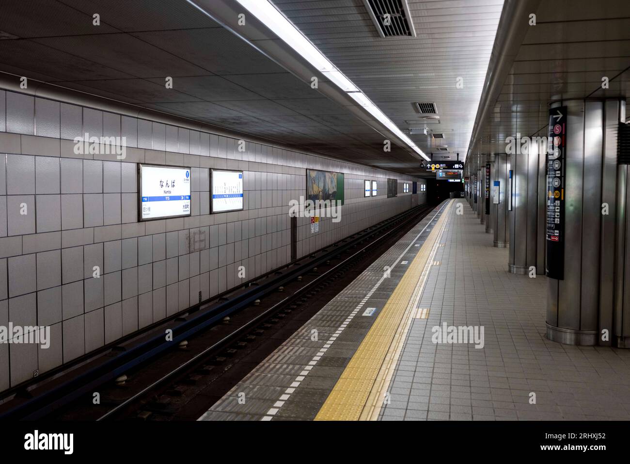 Osaka, Giappone. 16 marzo 2023. La linea Yotsubashi-sen della metropolitana di Osaka alla stazione di Namba (Namba-eki) dopo mezzanotte. I trasporti pubblici in Giappone chiudono regolarmente di notte per consentire la manutenzione dei binari e dei tunnel, consentendo un elevato standard di sicurezza e la qualità del servizio le ferrovie e i treni giapponesi sono rinomati in tutto il mondo per le consegne ai pendolari, ai viaggiatori e ai turisti. (Immagine di credito: © Taidgh Barron/ZUMA Press Wire) SOLO USO EDITORIALE! Non per USO commerciale! Foto Stock