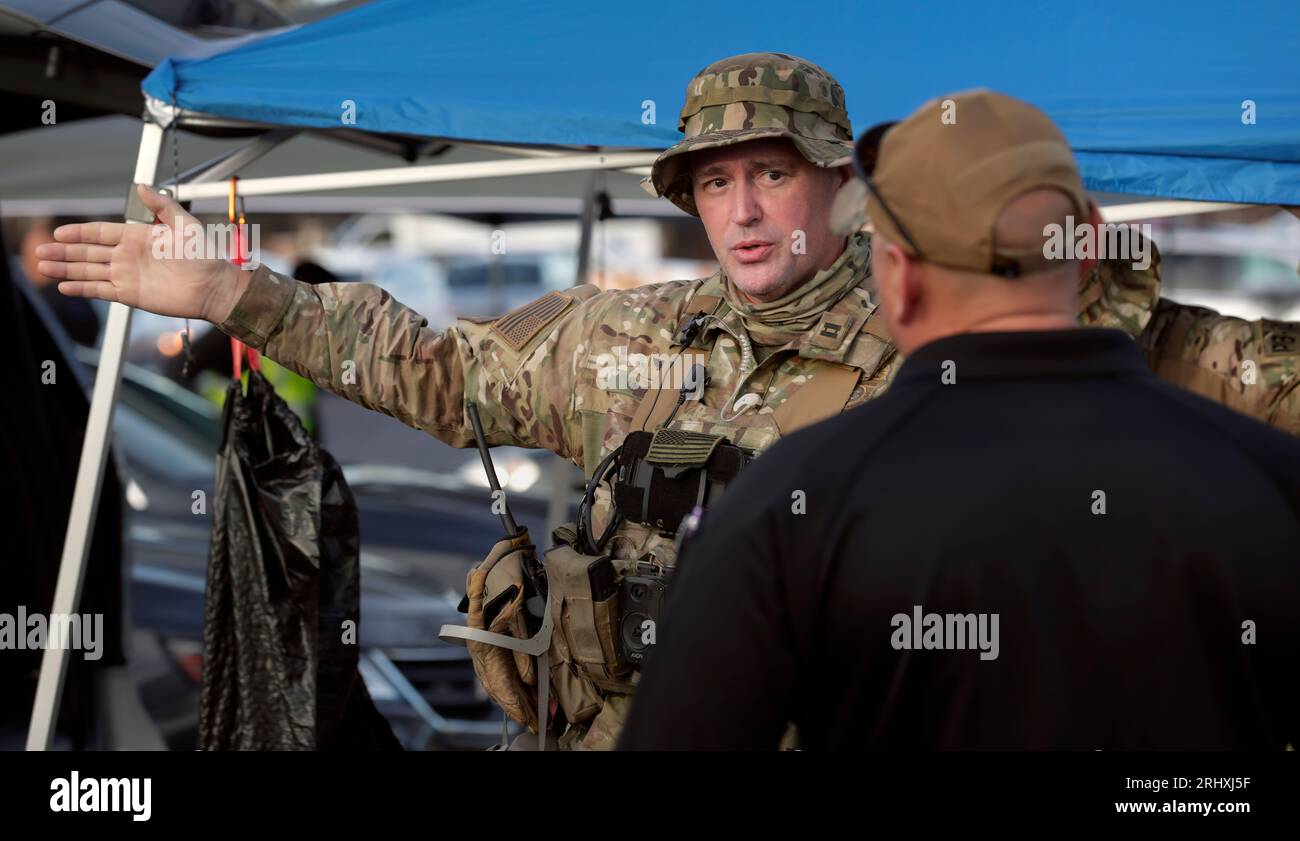 Un agente della pattuglia di frontiera degli Stati Uniti informa la sua squadra sul piano della mattina di assistere le coorti in altre agenzie federali coordinate dalla Federal Emergency Management Agency per pettinare attraverso Lahaina, Hawaii, 17 agosto 2023. Foto del CBP di Glenn Fawcett Foto Stock Un agente della pattuglia di frontiera degli Stati Uniti informa la sua squadra sul piano della mattina di assistere le coorti in altre agenzie federali coordinate dalla Federal Emergency Management Agency per pettinare attraverso Lahaina, Hawaii, 17 agosto 2023. Foto del CBP di Glenn Fawcett Foto Stock