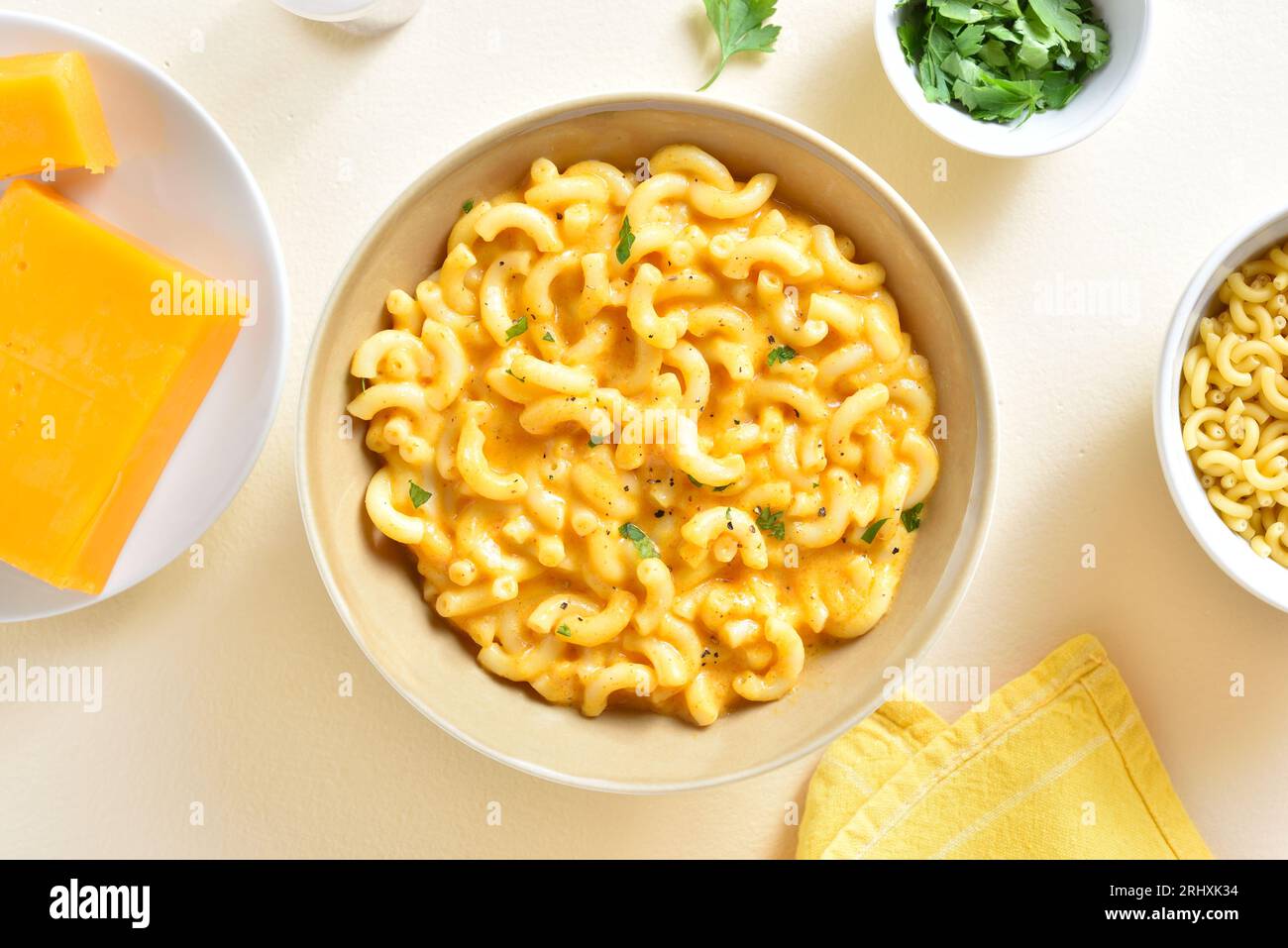 Mac e formaggio nel recipiente su sfondo chiaro. Vista dall'alto, base piatta Foto Stock