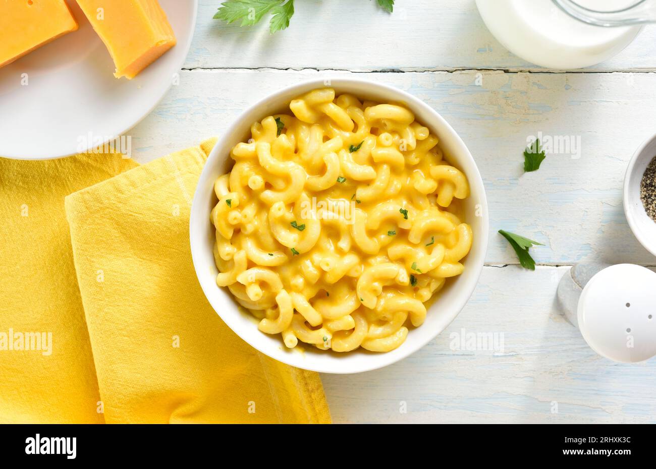 Maccheroni e formaggio in ciotola su fondo di legno. Vista dall'alto, base piatta Foto Stock