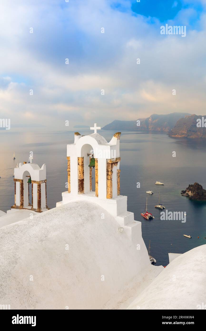 Famosa Santorini, Grecia. Composizione concettuale della famosa architettura dell'isola di Santorini. Archi bianchi di campane e vista mare blu. Santo Foto Stock