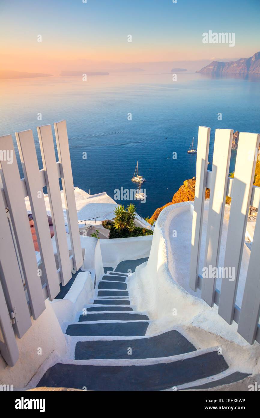 Gateway per riposare. Santorini, Grecia. Alba del sole, porte aperte e scalini per il mare blu dell'isola di Santorini, Oia. Vacanze in Grecia, Santorini. EUR Foto Stock