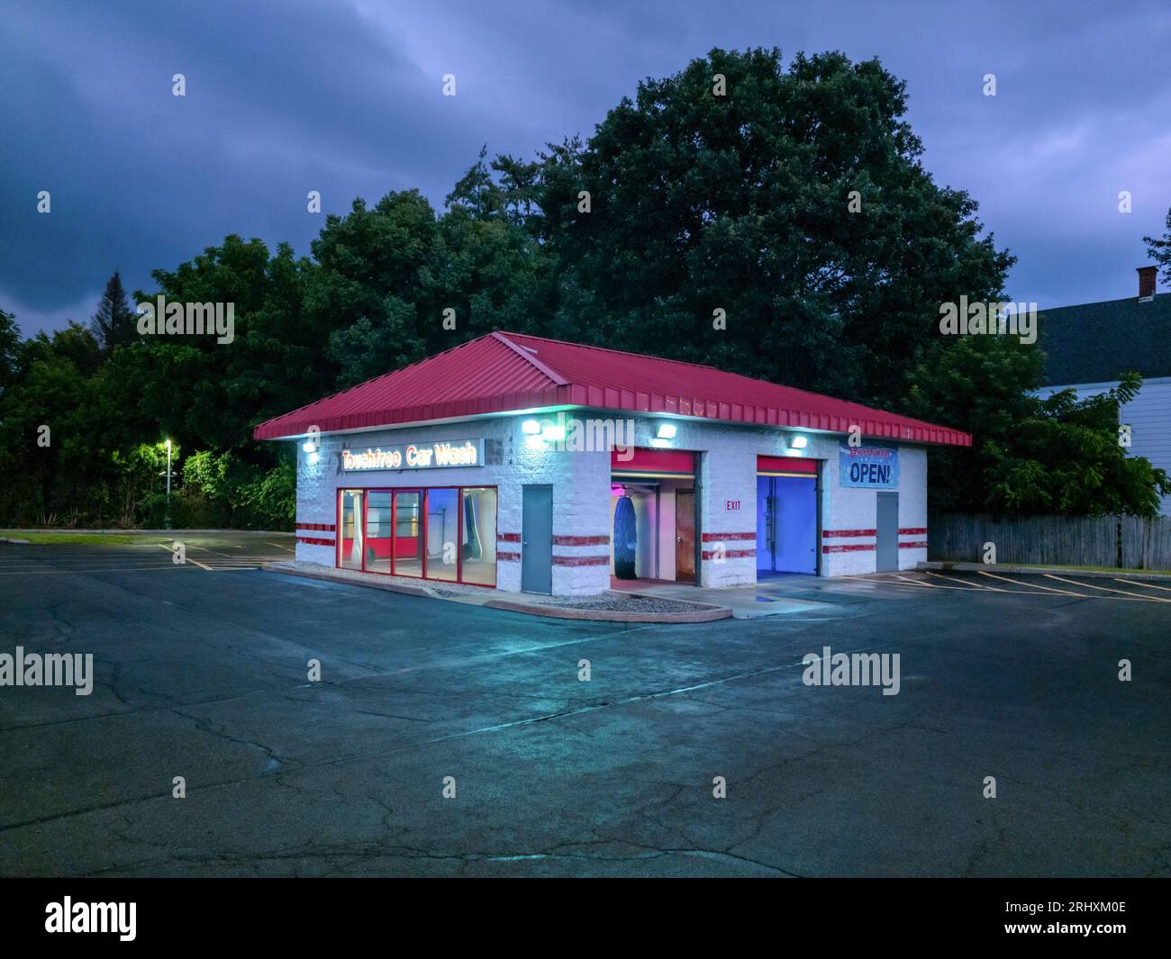Whitesboro, New York - 4 agosto 2023: Vista ravvicinata notturna di una stazione di lavaggio automatico generico. Foto Stock