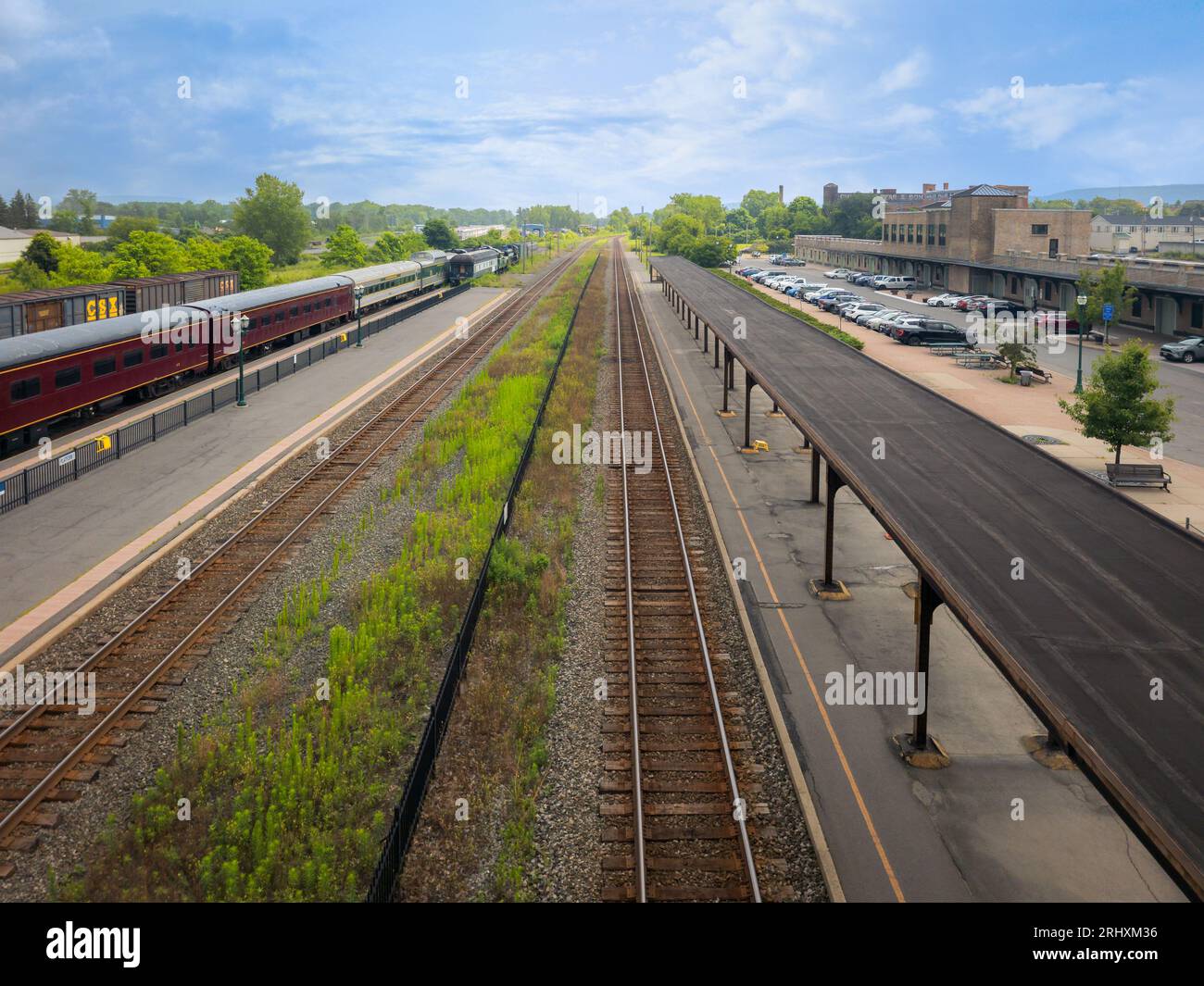 Utica, New York - 26 luglio 2023: Ultra Wide View of Utica Union Station Railroad Track. Foto Stock