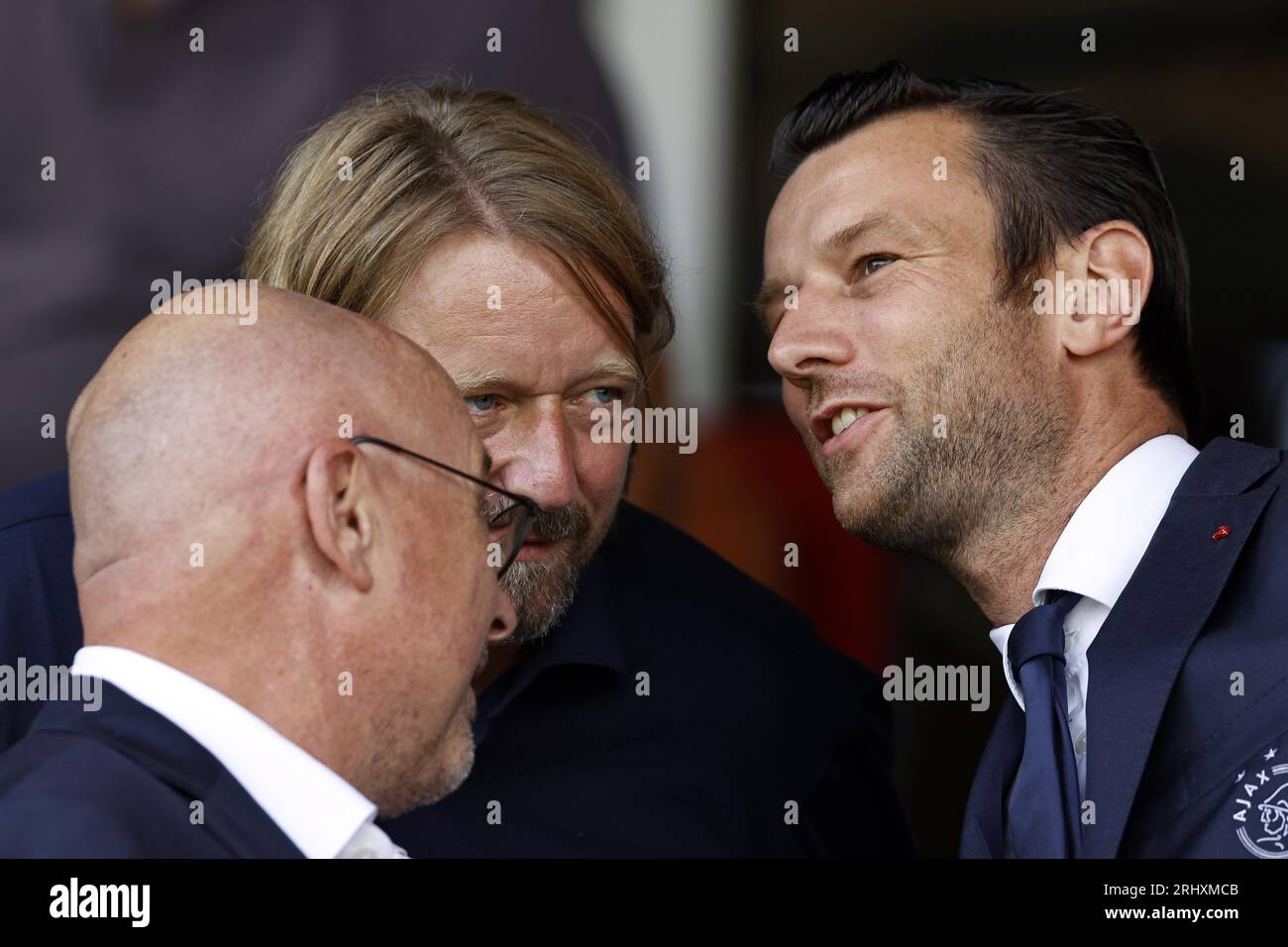 ROTTERDAM - (lr) ufficiale sportivo dell'Ajax Maurits Hendriks, direttore tecnico dell'Ajax Sven Mislintat, direttore commerciale dell'Ajax Menno Geelen durante la partita di campionato olandese tra Excelsior e Ajax al Van Donge & De Roo Stadium il 19 agosto 2023 a Rotterdam, Paesi Bassi. ANP MAURICE VAN STONE Foto Stock