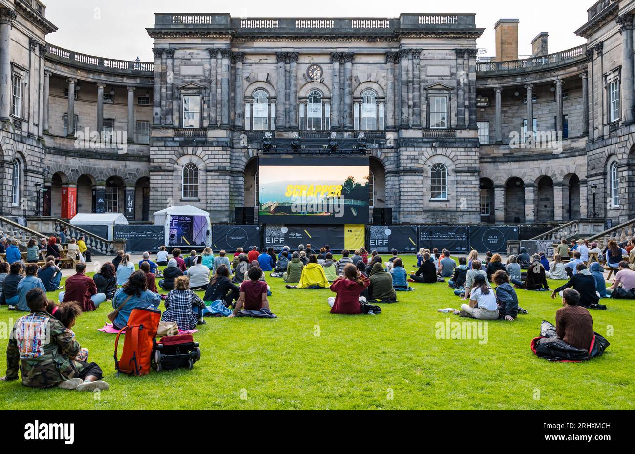 Edimburgo, Scozia, Regno Unito, 19 agosto 2023. Regista Charlotte Regan all'Edinburgh International Film Festival all'Old College Quad: Il regista presenta il suo Scrapper cinematografico nella sede di proiezione all'aperto del festival in un programma di film chiamato Cinema Under the Stars. Nella foto: Il pubblico gode della tranquilla ambientazione del quad per guardare il film. Crediti: Sally Anderson/Alamy Live News Foto Stock