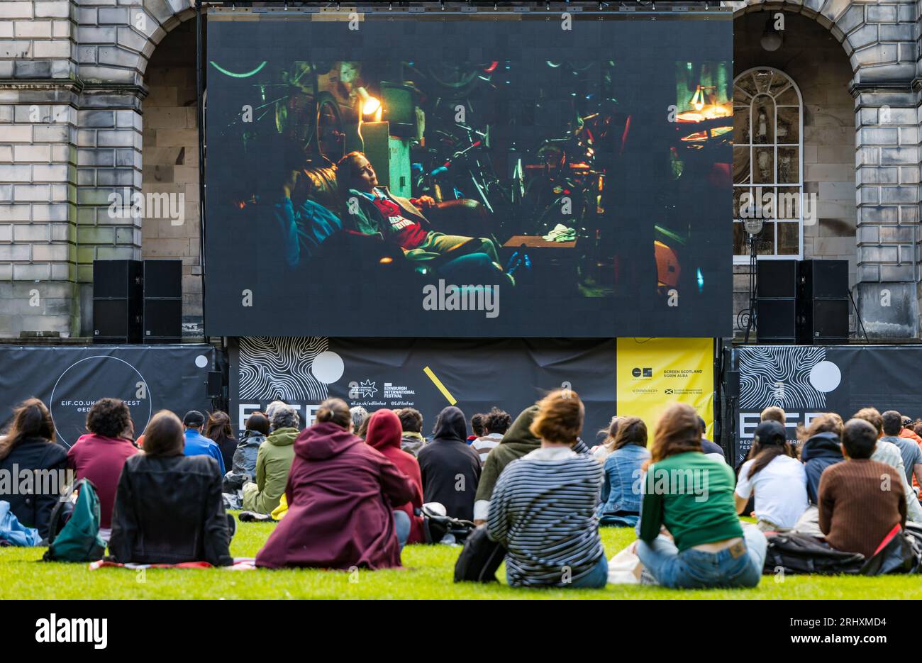 Edimburgo, Scozia, Regno Unito, 19 agosto 2023. Regista Charlotte Regan all'Edinburgh International Film Festival all'Old College Quad: Il regista presenta il suo Scrapper cinematografico nella sede di proiezione all'aperto del festival in un programma di film chiamato Cinema Under the Stars. Nella foto: Il pubblico gode della tranquilla ambientazione del quad per guardare il film. Crediti: Sally Anderson/Alamy Live News Foto Stock