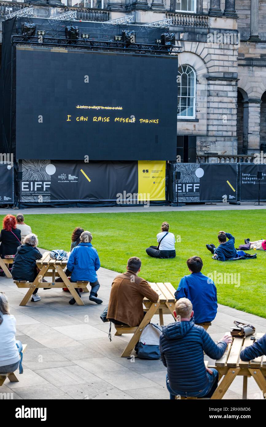 Edimburgo, Scozia, Regno Unito, 19 agosto 2023. Regista Charlotte Regan all'Edinburgh International Film Festival all'Old College Quad: Il regista presenta il suo Scrapper cinematografico nella sede di proiezione all'aperto del festival in un programma di film chiamato Cinema Under the Stars. Nella foto: Il pubblico gode della tranquilla ambientazione del quad per guardare il film. Crediti: Sally Anderson/Alamy Live News Foto Stock