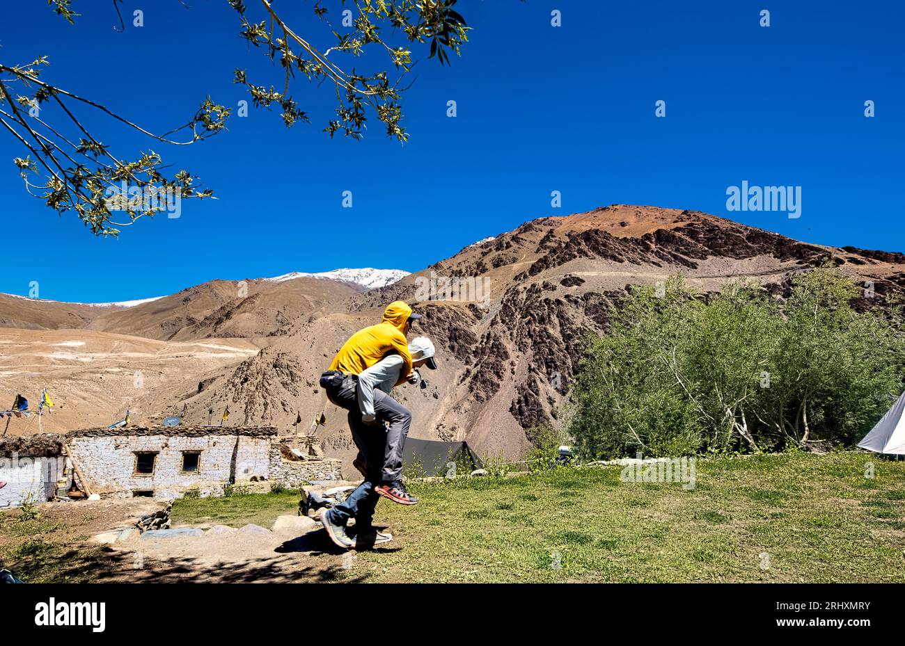 Padre e figlio in gioco, trekking a Zanskar, Ladakh, India Foto Stock