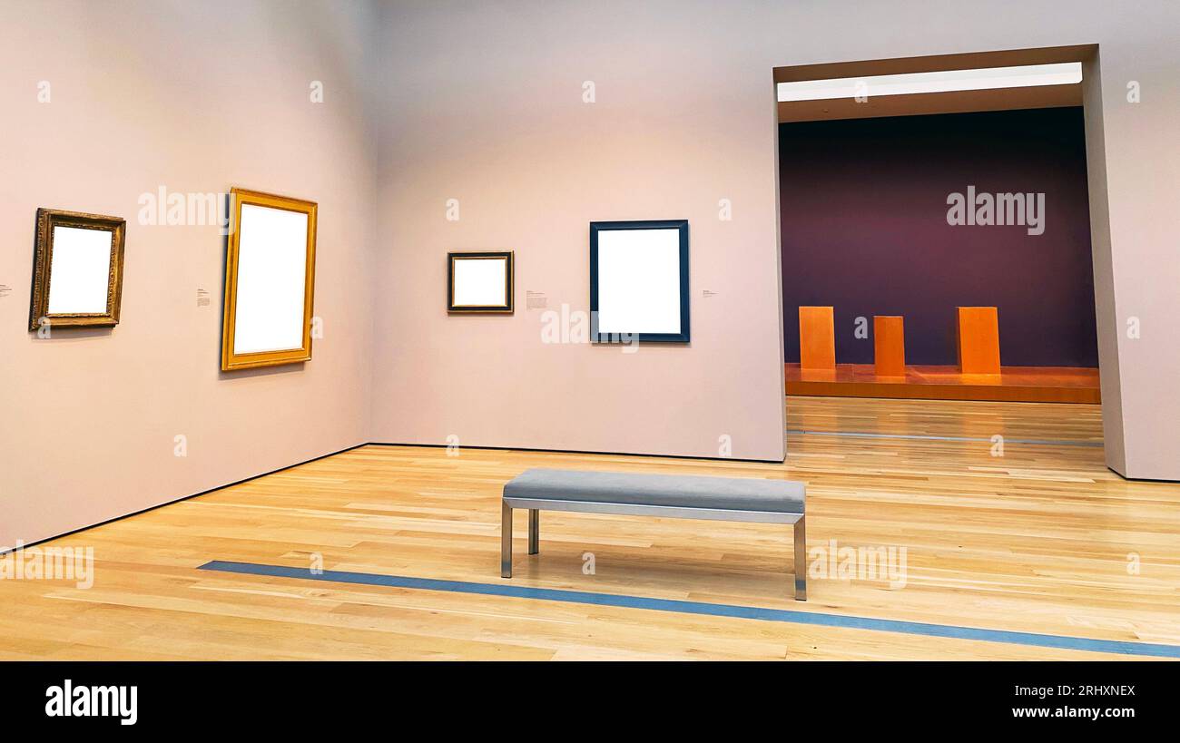 Una galleria d'arte con tele vuote e piedistalli e una panchina panoramica Foto Stock