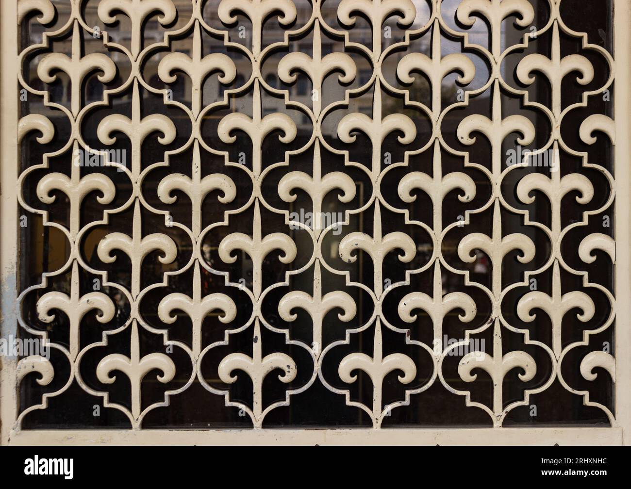 Un motivo decorativo delle porte in città. Foto Stock