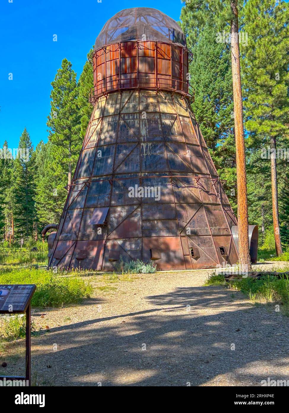 Montana Memory: Re-imagining the Delaney Sawmill Teepee Burner di Kevin o'Dwye al Blackfoot Pathways: Sculpture in the Wild a Lincoln, Montana Foto Stock