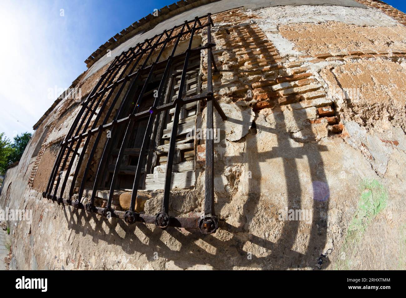 obiettivo da 8 mm che cattura il battito cardiaco di una città, edifici che si estendono nell'orizzonte curvo e dettagli accentuati Foto Stock