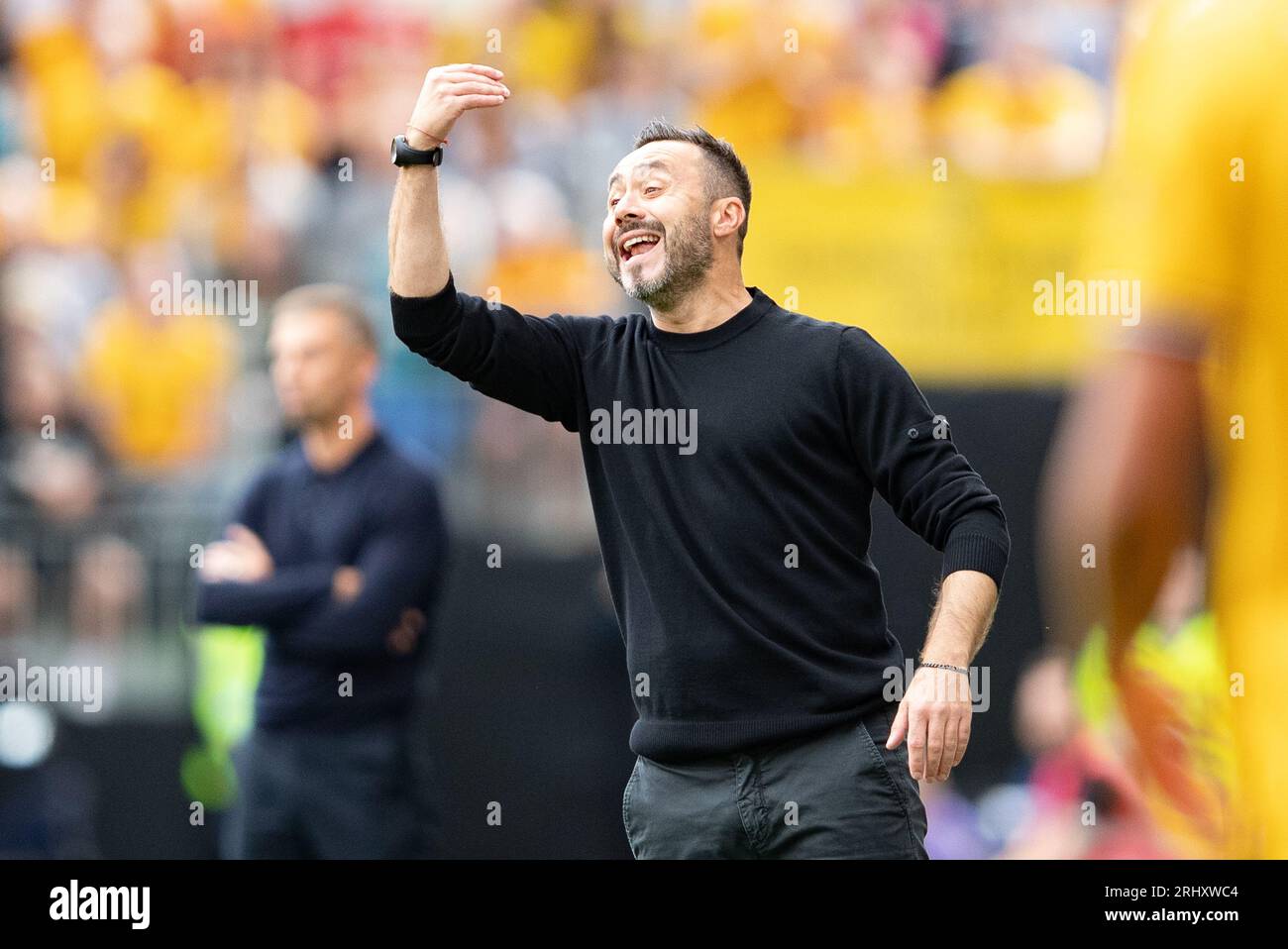 Roberto De Zerbi, manager del Brighton Gestures sulla touchline durante la partita di Premier League tra Wolverhampton Wanderers e Brighton e Hove Albion a Molineux, Wolverhampton sabato 19 agosto 2023. (Foto: Gustavo Pantano | mi News) crediti: MI News & Sport /Alamy Live News Foto Stock