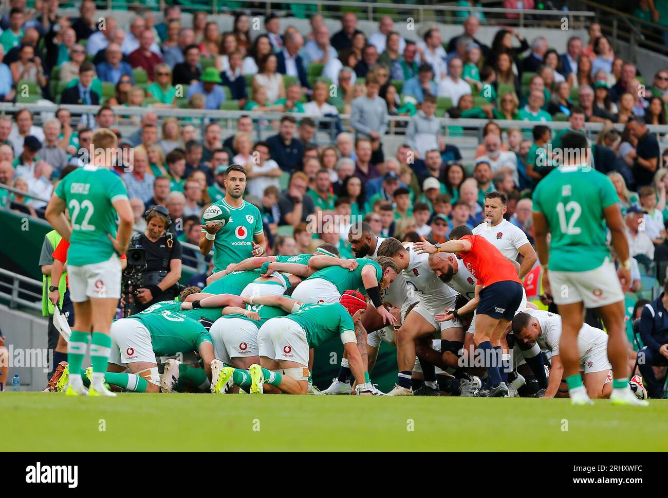 Aviva Stadium, Dublino, Irlanda. 19 agosto 2023. Summer Rugby International, Irlanda contro Inghilterra; Conor Murray d'Irlanda si prepara a mettere la palla nella mischia Credit: Action Plus Sports/Alamy Live News Foto Stock