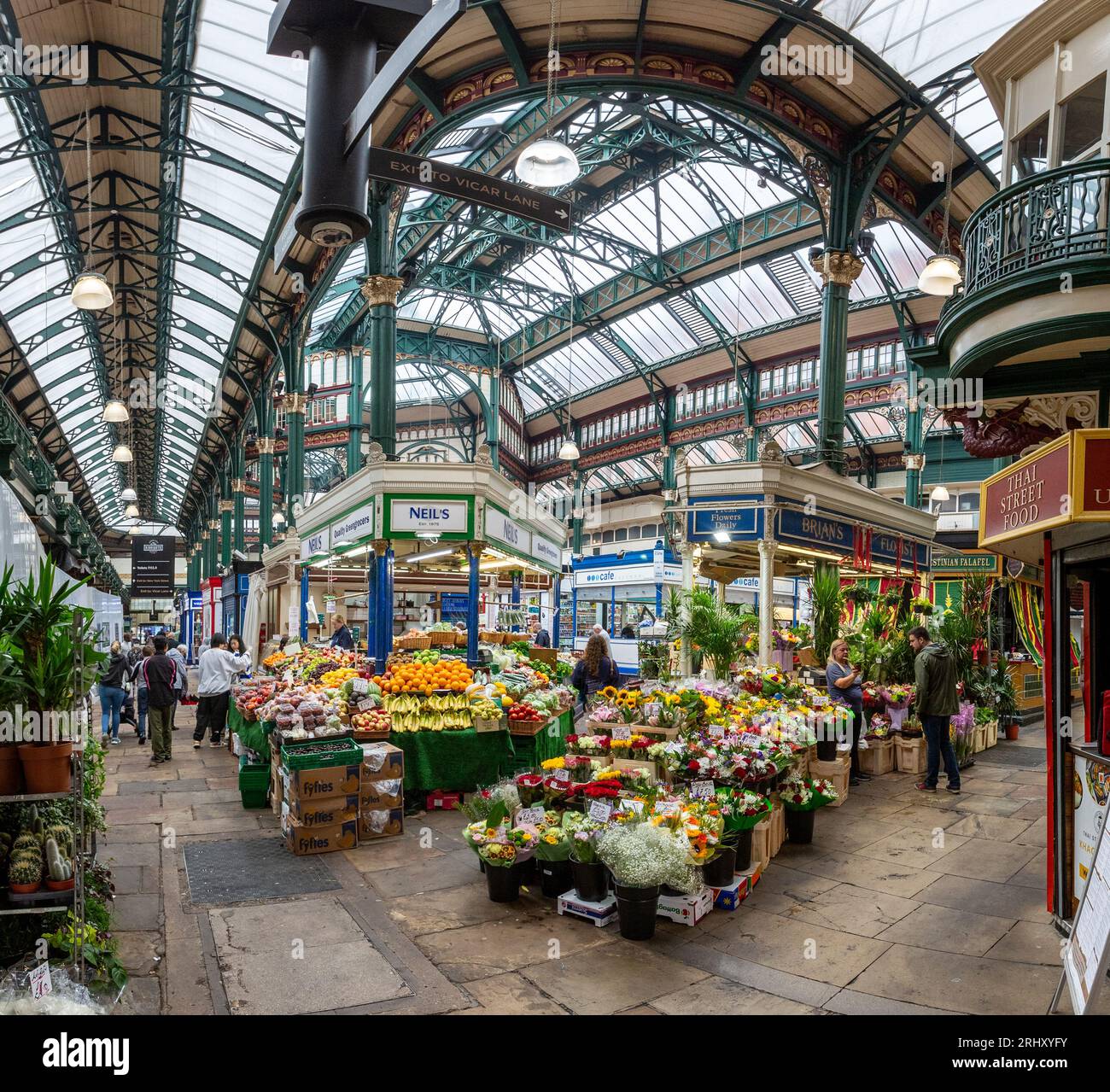 LEEDS, REGNO UNITO - 14 AGOSTO 2023. Una vista colorata dell'interno dei mercati al coperto vittoriani nel centro della città di Leeds con bancarelle tradizionali Foto Stock