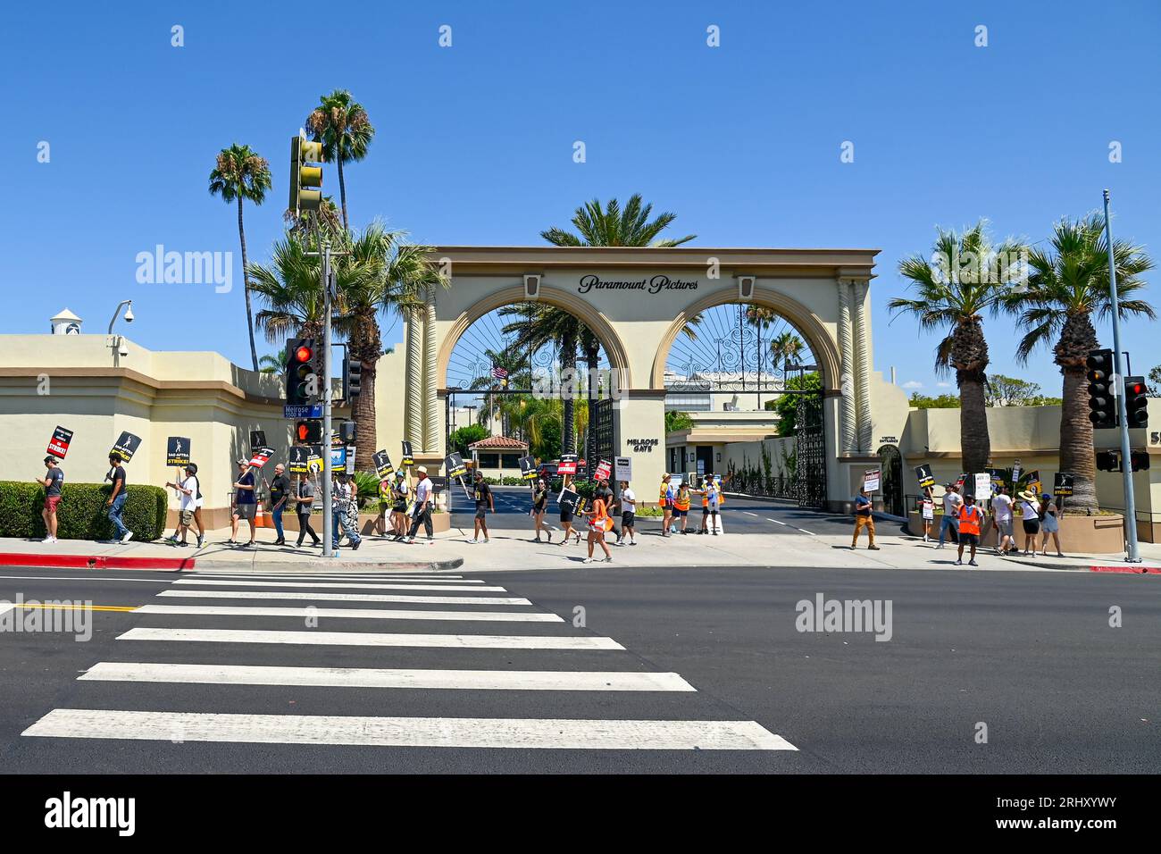 17 agosto 2023, Hollywood, California, USA: Melrose Gate con membri e sostenitori che camminano sulla linea del picchetto durante il SAG-AFTRA WGA Strike ai Paramount Studios. (Immagine di credito: © Billy Bennight/ZUMA Press Wire) SOLO USO EDITORIALE! Non per USO commerciale! Foto Stock