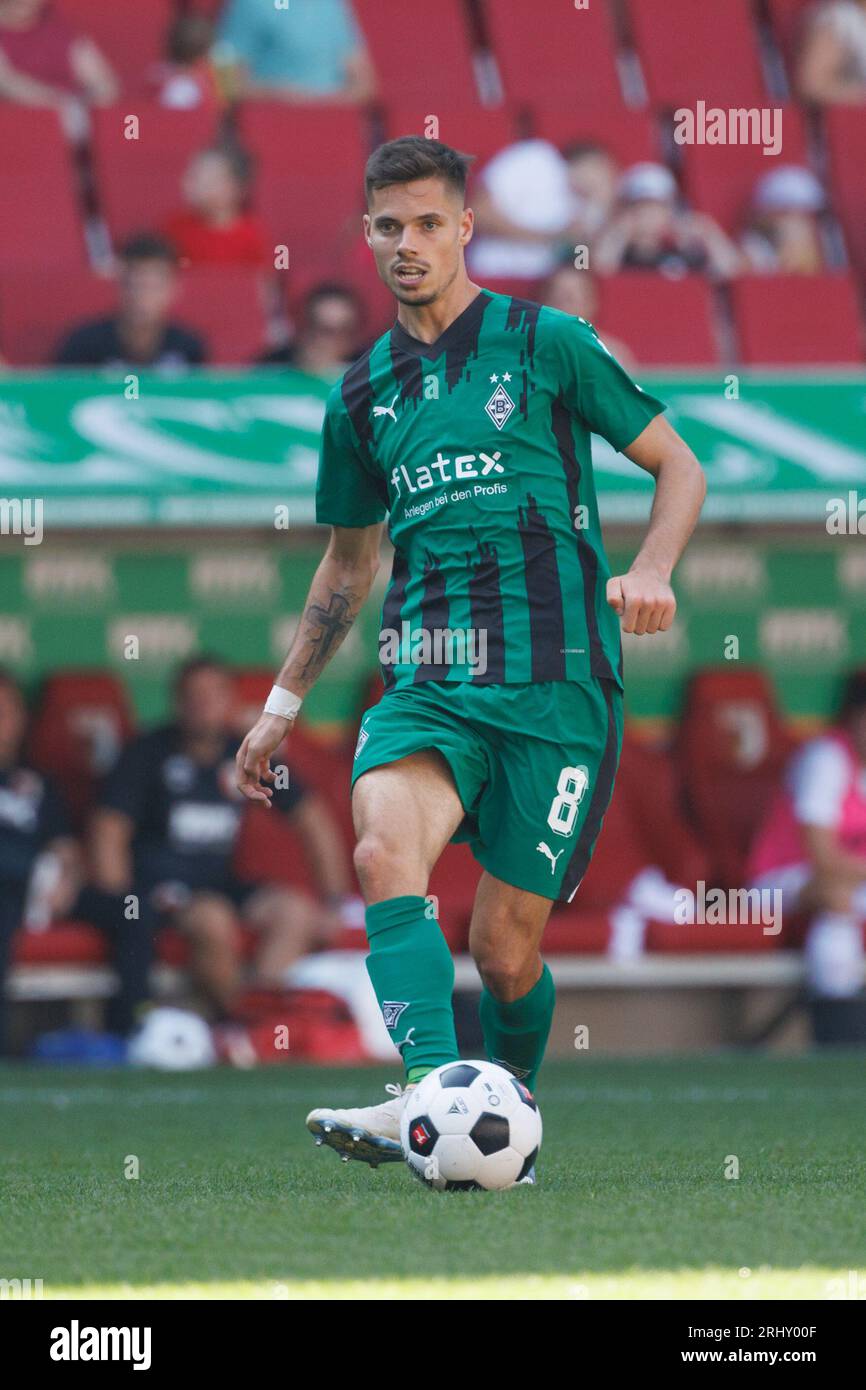 Augusta, Germania. 19 agosto 2023. Calcio: Bundesliga, FC Augsburg - Borussia Mönchengladbach, Matchday 1, WWK Arena. Julian Weigl di Gladbach gioca la palla. Credito: Matthias Balk/dpa - NOTA IMPORTANTE: conformemente ai requisiti della DFL Deutsche Fußball Liga e della DFB Deutscher Fußball-Bund, è vietato utilizzare o far utilizzare fotografie scattate nello stadio e/o della partita sotto forma di immagini di sequenza e/o serie di foto simili a video./dpa/Alamy Live News Foto Stock