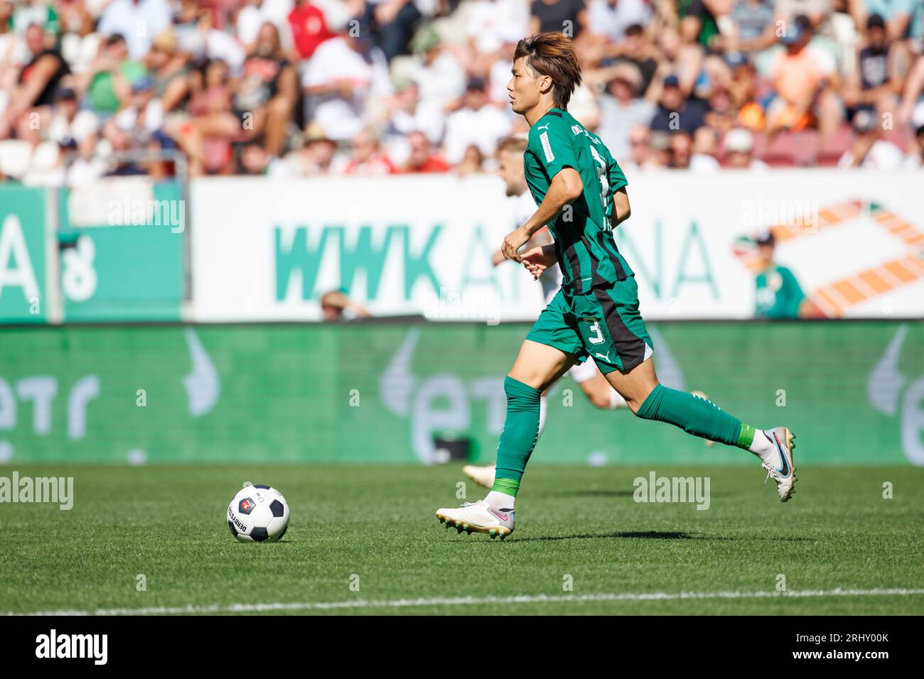 Augusta, Germania. 19 agosto 2023. Calcio: Bundesliga, FC Augsburg - Borussia Mönchengladbach, Matchday 1, WWK Arena. Ko Itakura di Gladbach gioca la palla. Credito: Matthias Balk/dpa - NOTA IMPORTANTE: conformemente ai requisiti della DFL Deutsche Fußball Liga e della DFB Deutscher Fußball-Bund, è vietato utilizzare o far utilizzare fotografie scattate nello stadio e/o della partita sotto forma di immagini di sequenza e/o serie di foto simili a video./dpa/Alamy Live News Foto Stock