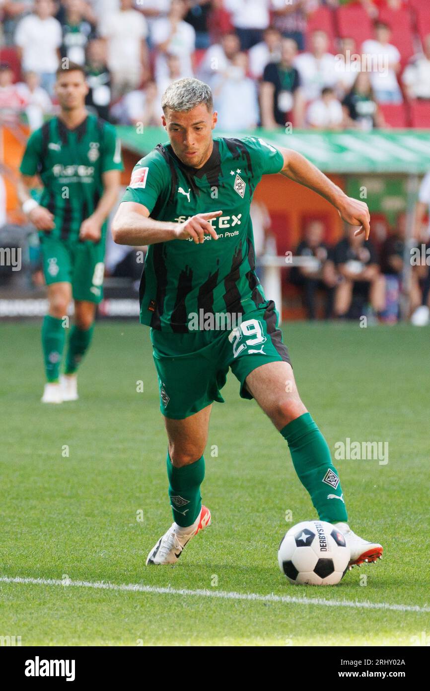 Augusta, Germania. 19 agosto 2023. Calcio: Bundesliga, FC Augsburg - Borussia Mönchengladbach, Matchday 1, WWK Arena. Joe Scally di Gladbach gioca la palla. Credito: Matthias Balk/dpa - NOTA IMPORTANTE: conformemente ai requisiti della DFL Deutsche Fußball Liga e della DFB Deutscher Fußball-Bund, è vietato utilizzare o far utilizzare fotografie scattate nello stadio e/o della partita sotto forma di immagini di sequenza e/o serie di foto simili a video./dpa/Alamy Live News Foto Stock