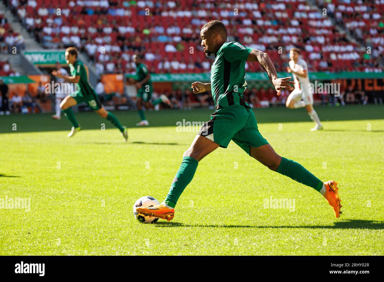 Augusta, Germania. 19 agosto 2023. Calcio: Bundesliga, FC Augsburg - Borussia Mönchengladbach, Matchday 1, WWK Arena. Alassane plea di Gladbach gioca la palla. Credito: Matthias Balk/dpa - NOTA IMPORTANTE: conformemente ai requisiti della DFL Deutsche Fußball Liga e della DFB Deutscher Fußball-Bund, è vietato utilizzare o far utilizzare fotografie scattate nello stadio e/o della partita sotto forma di immagini di sequenza e/o serie di foto simili a video./dpa/Alamy Live News Foto Stock
