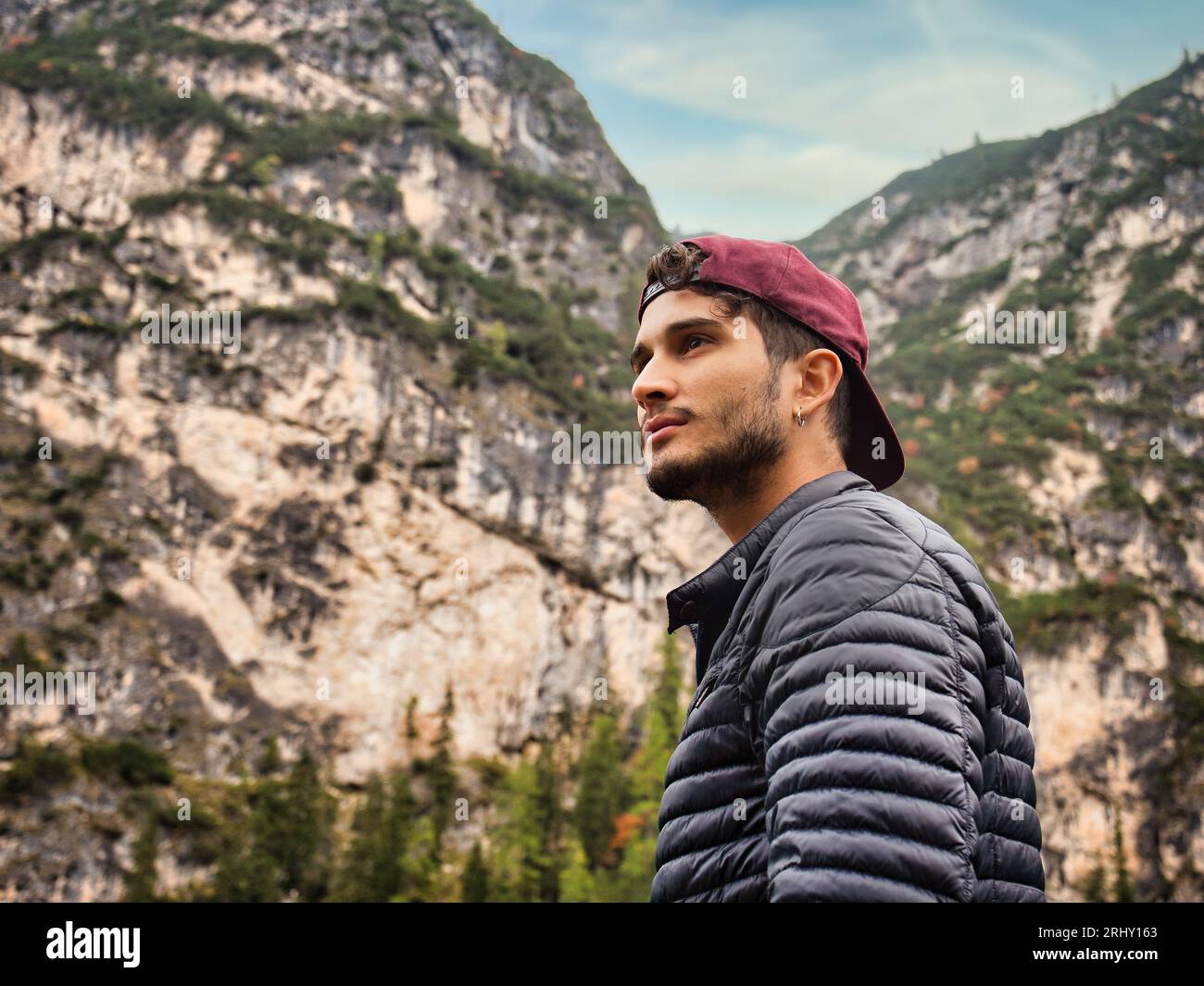Foto di un uomo che si staglia in piedi davanti alla maestosa bellezza delle Dolomiti italiane nelle Alpi Foto Stock