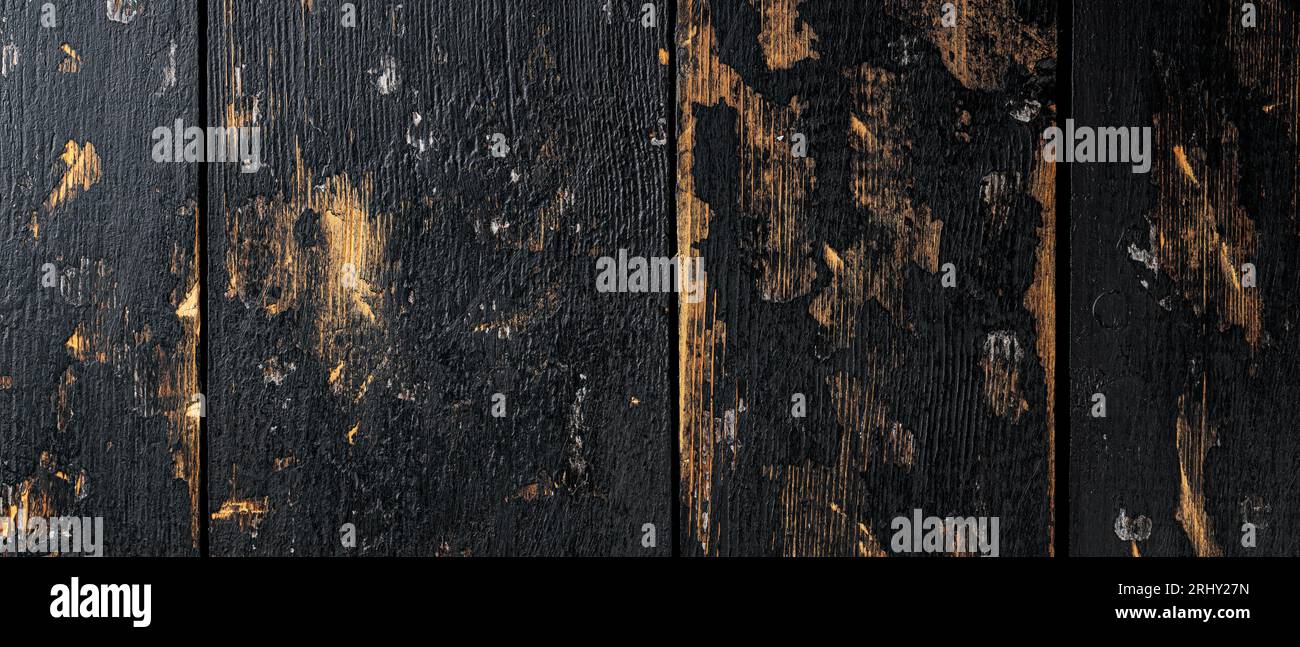 Superficie del vecchio legno verniciato scuro: Tavola in legno graffiato con fascino rustico Foto Stock
