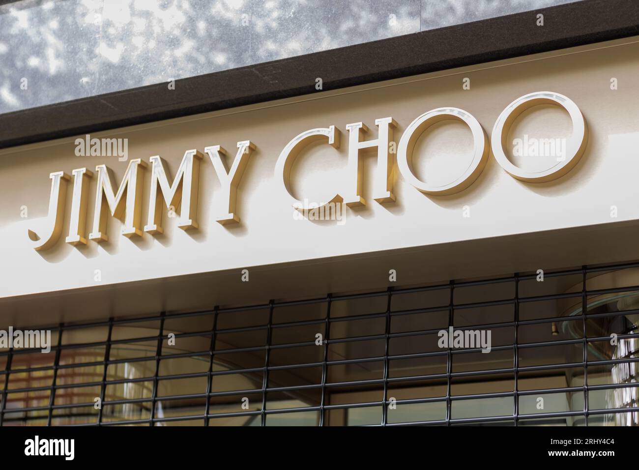 Barcellona, Spagna - 10 agosto 2023: Il Jimmy Choo Store Signage a Barcellona Foto Stock