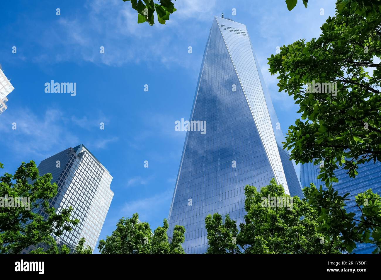 Paesaggio urbano di Lower Manhattan dal National September 11 Memorial & Museum di New York City per commemorare gli attacchi dell'11 settembre 2001 Foto Stock